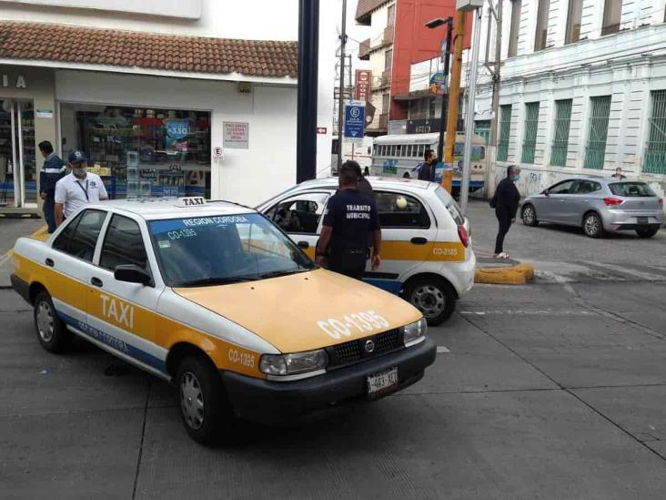 En Córdoba, choque entre taxis deja una persona herida