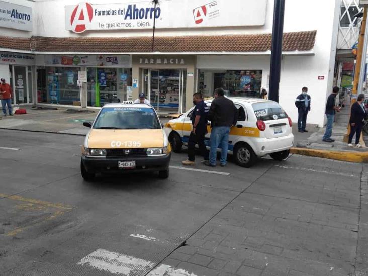 En Córdoba, choque entre taxis deja una persona herida