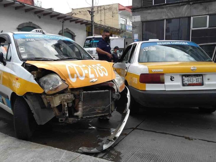 En Córdoba, choque entre taxis deja una persona herida