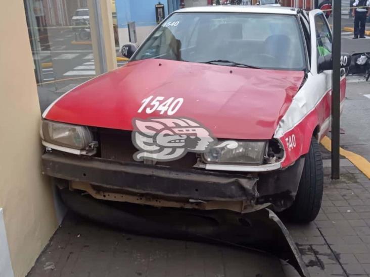 Chocan taxista y motociclistas en Orizaba; un fallecido