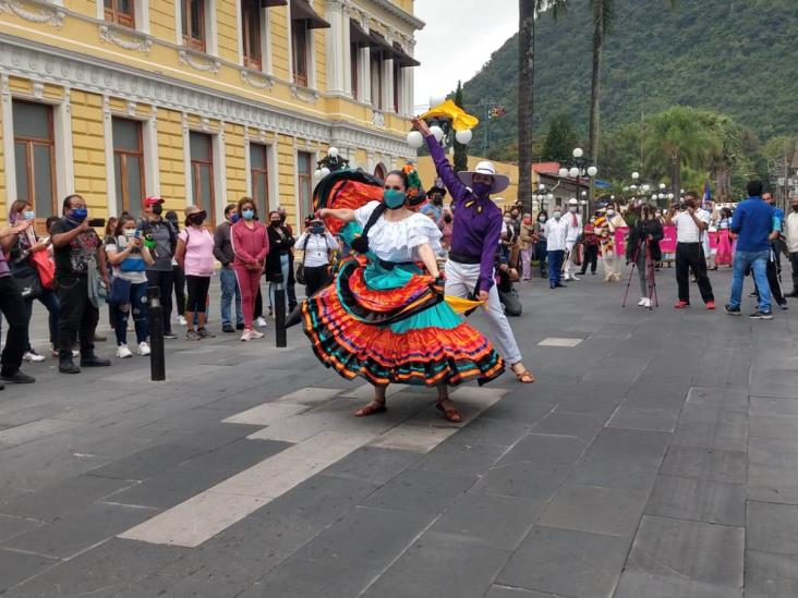 Con desfile, finaliza el Octavo Festival del Folklore Orizaba