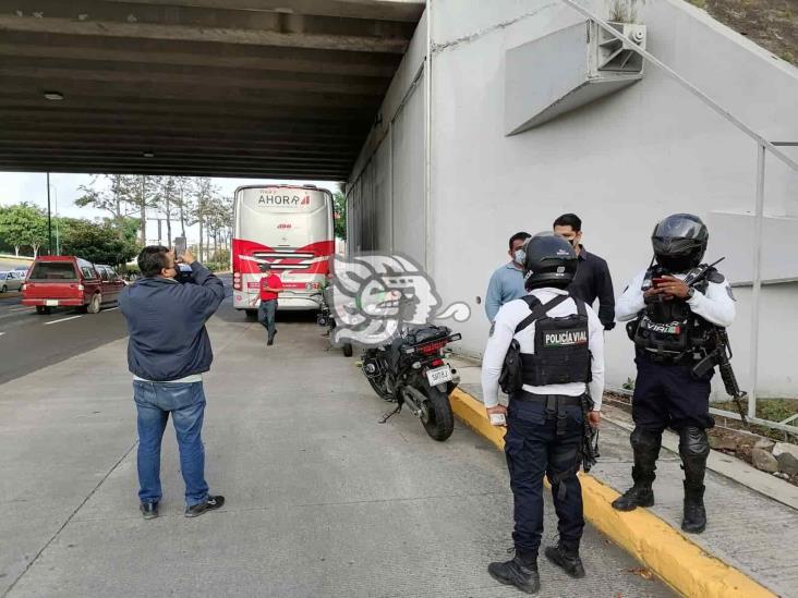 Acusan a Policía Vial de retener autobús en Xalapa