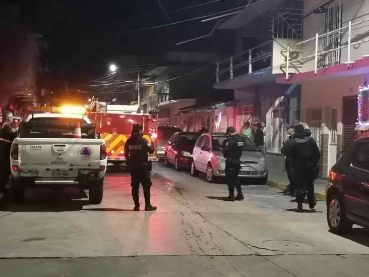 Veladora provoca incendio dentro de vivienda, en la colonia Reforma de Xalapa