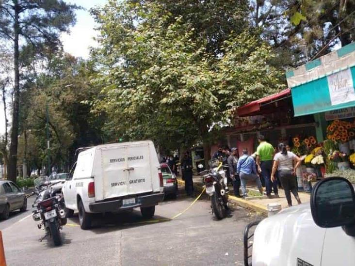 Hombre sufre un infarto tras llegar a visitar a sus familiares, en florería de Xalapa