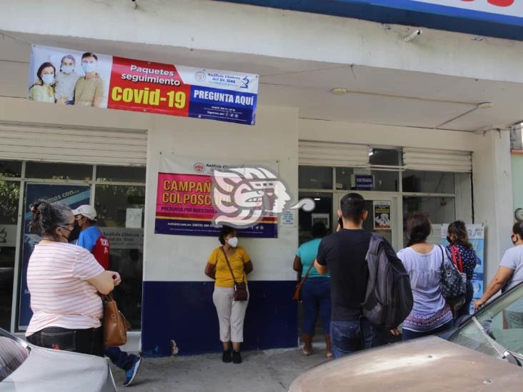 No cesan largas filas en farmacias de Coatzacoalcos