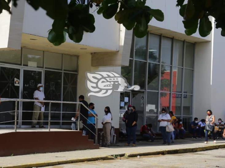 No cesan largas filas en farmacias de Coatzacoalcos