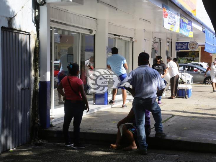 No cesan largas filas en farmacias de Coatzacoalcos