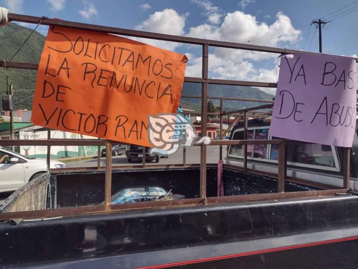 Con bloqueo, presionan a Tránsito para entregar unidad retenida en Nogales