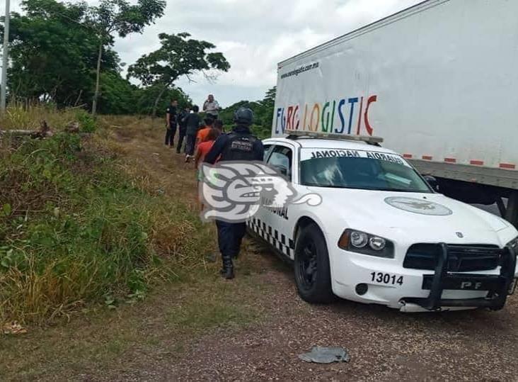 Rescatan a 100 migrantes hacinados en tráiler abandonado en la Costera del Golfo 