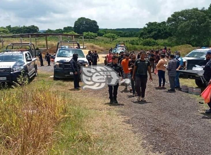 Rescatan a 100 migrantes hacinados en tráiler abandonado en la Costera del Golfo 