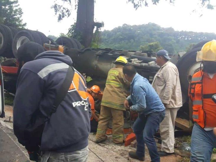 Vuelca tráiler cargado de varilla en las curvas de Jilotepec