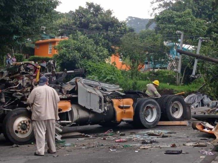 Vuelca tráiler cargado de varilla en las curvas de Jilotepec