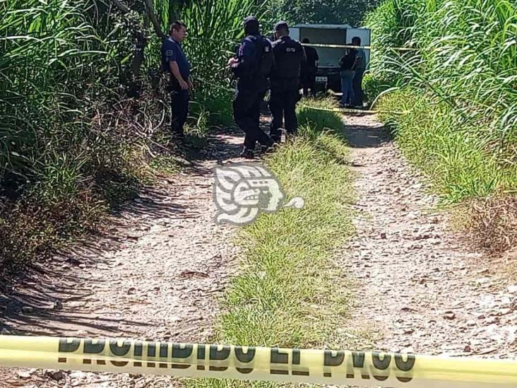 Encuentran hombre muerto a machetazos en Mahuixtlán