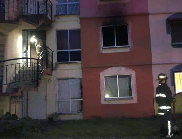 Bomberos sofocan incendio en departamento de Casas GEO, en Coatepec