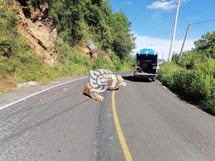 Alertan por caída de piedras y socavones en carreteras de Mendoza y Atzompa