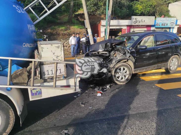 Camioneta choca contra pipa de gas en avenida Rébsamen de Xalapa; hay un lesionado