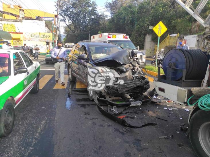 Camioneta choca contra pipa de gas en avenida Rébsamen de Xalapa; hay un lesionado