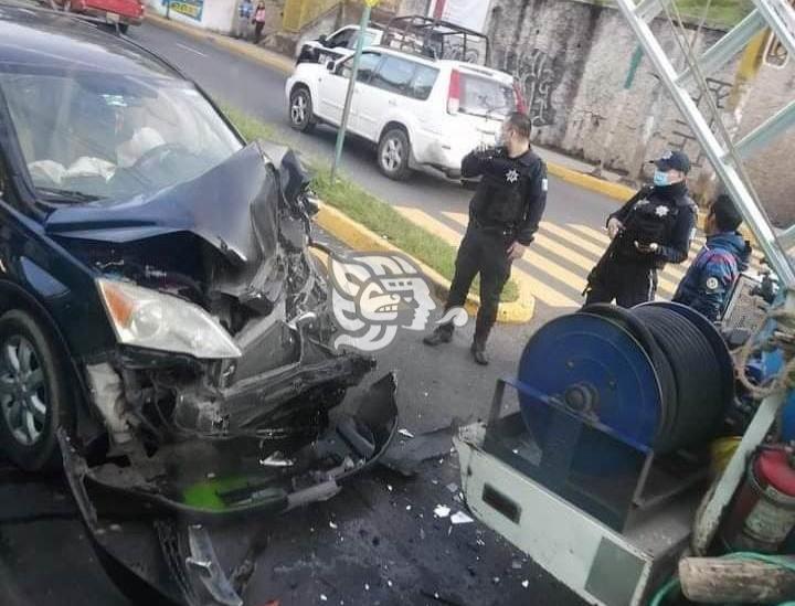 Camioneta choca contra pipa de gas en avenida Rébsamen de Xalapa; hay un lesionado