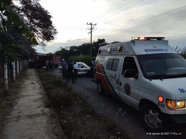 Taxista resulta herido tras chocar contra camión de volteo en Coatepec