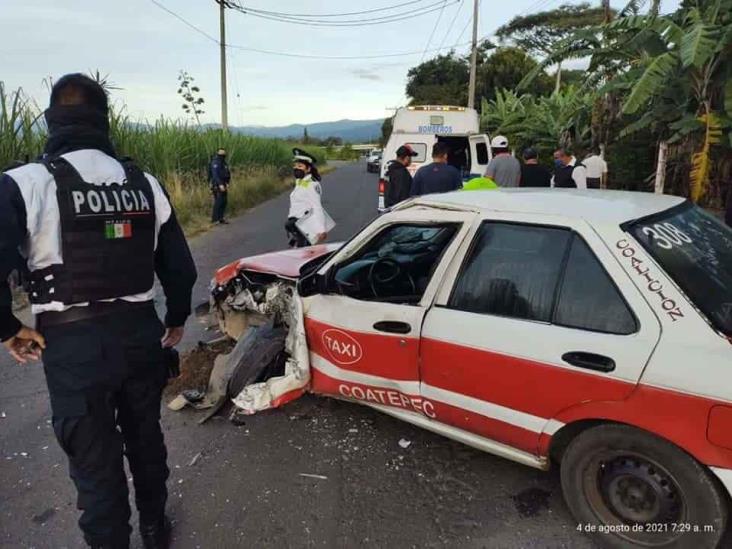 Taxista resulta herido tras chocar contra camión de volteo en Coatepec