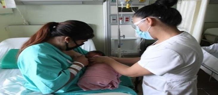 Madres pueden amamantar antes y después de vacunarse contra COVID-19