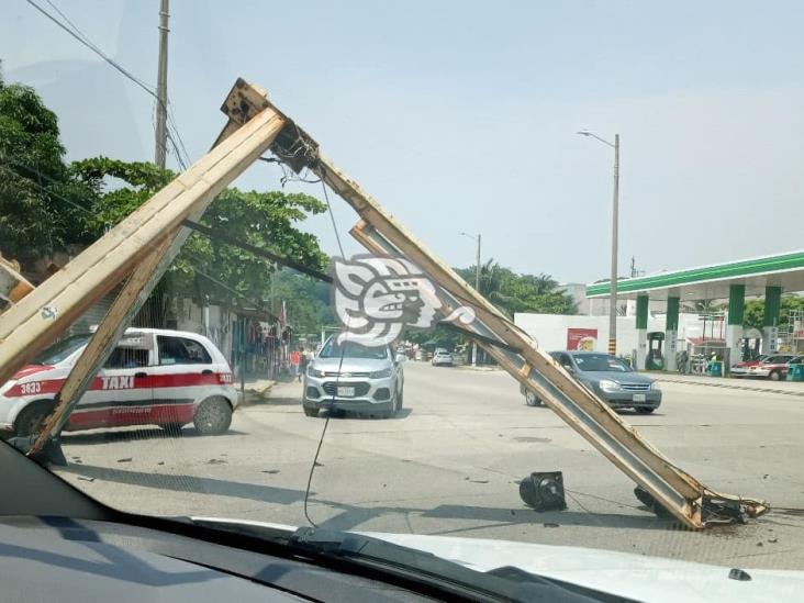 Se desploma semáforo en transitada avenida de Coatzacoalcos