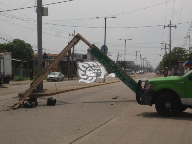 Se desploma semáforo en transitada avenida de Coatzacoalcos