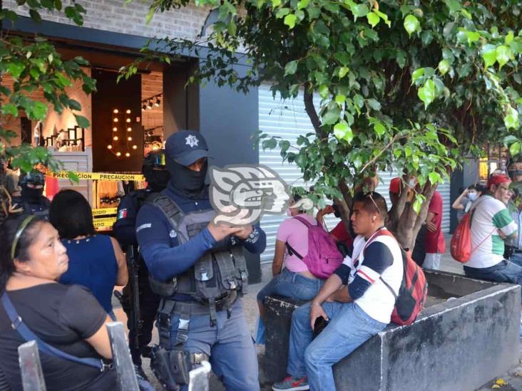 Mujer entra a robar a una tienda de ropa; hiere a guardia de seguridad