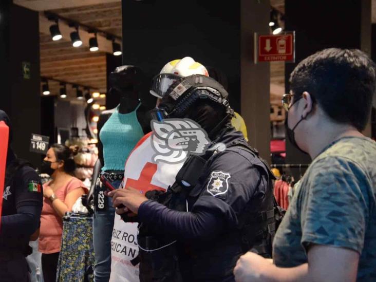 Mujer entra a robar a una tienda de ropa; hiere a guardia de seguridad