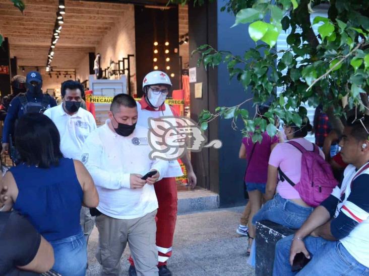 Mujer entra a robar a una tienda de ropa; hiere a guardia de seguridad