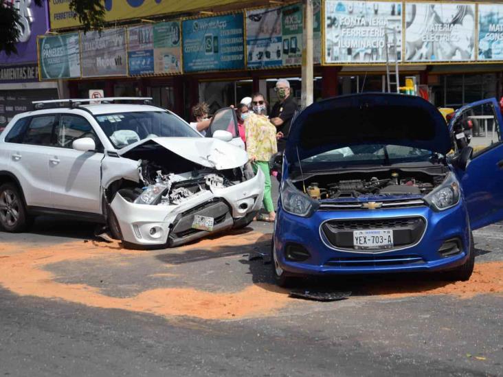 Mujer herida por choque y volcadura en fraccionamiento Reforma