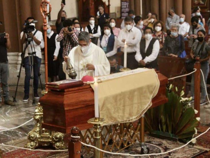 Llega cuerpo de arzobispo Hipólito Reyes a Catedral de Xalapa