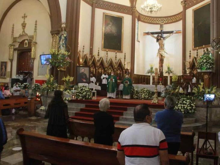 Aplausos y campanadas para arzobispo Hipólito, durante misa en Catedral de Xalapa