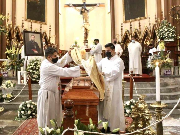 Llega cuerpo de arzobispo Hipólito Reyes a Catedral de Xalapa