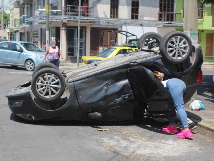 Vuelca automóvil con familia tras ser impactados por camioneta en Veracruz