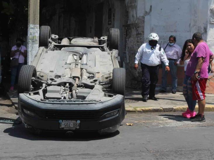 Vuelca automóvil con familia tras ser impactados por camioneta en Veracruz