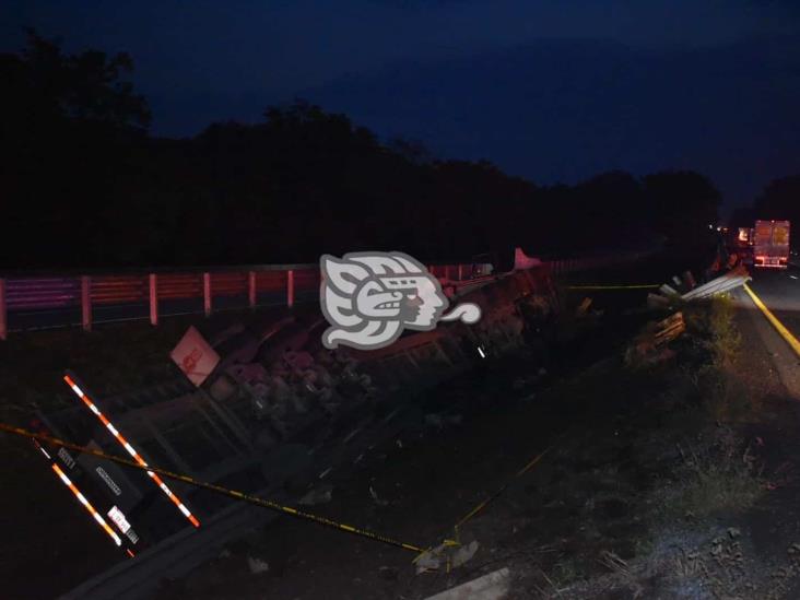 Muere operador tras volcadura cerca de caseta de cobro Acayucan 