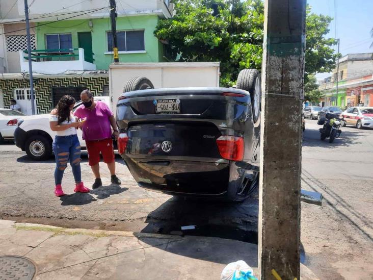 Vuelca automóvil con familia tras ser impactados por camioneta en Veracruz