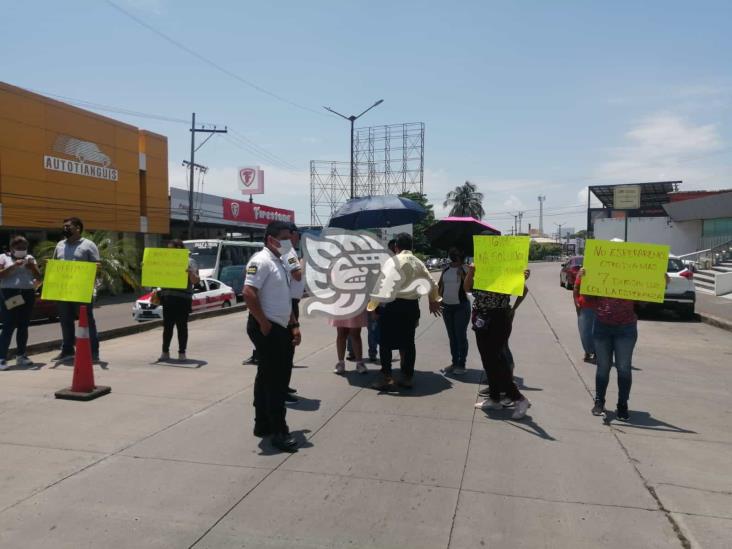 Habitantes de la Reserva 3 cierran Díaz Mirón; exigen servicio de electricidad