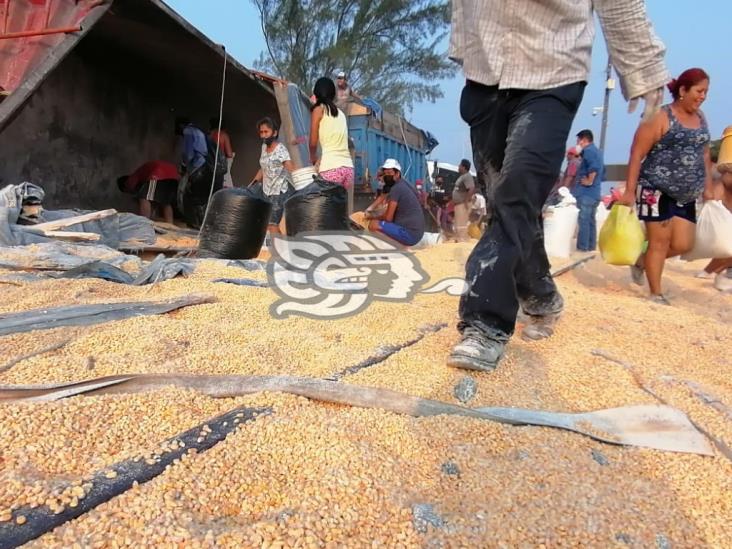 Tolva de tráiler volcó en la Coatza-Villa; vecinos rapiñan maíz
