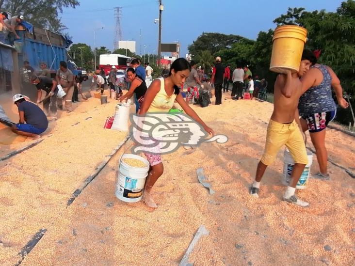 Tolva de tráiler volcó en la Coatza-Villa; vecinos rapiñan maíz