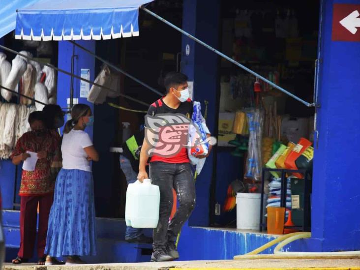 Por semáforo rojo incrementa venta de productos de limpieza en Coatzacoalcos
