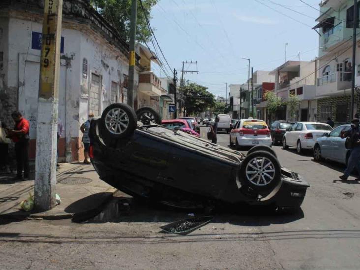 Vuelca automóvil con familia tras ser impactados por camioneta en Veracruz