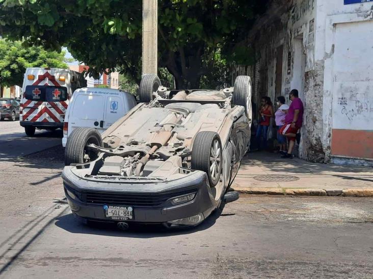 Vuelca automóvil con familia tras ser impactados por camioneta en Veracruz