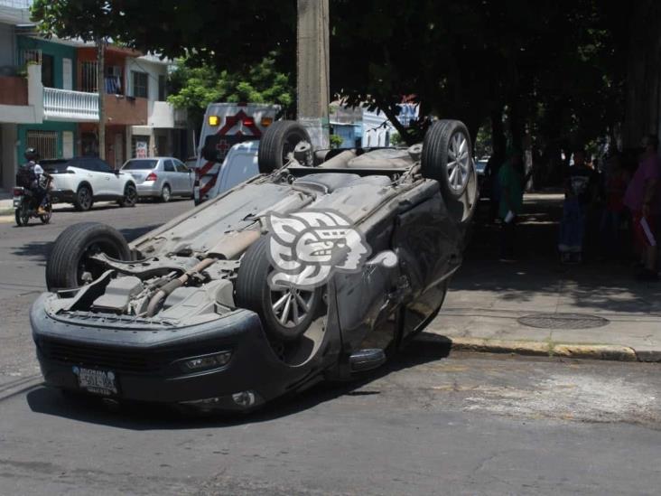 Vuelca automóvil con familia tras ser impactados por camioneta en Veracruz