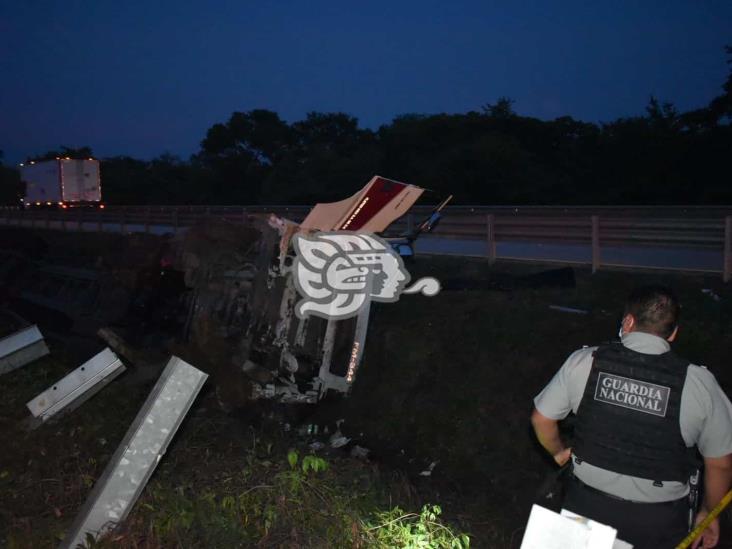 Muere operador tras volcadura cerca de caseta de cobro Acayucan 