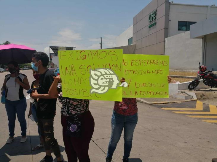 Habitantes de la Reserva 3 cierran Díaz Mirón; exigen servicio de electricidad