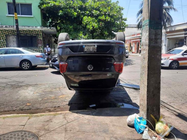 Vuelca automóvil con familia tras ser impactados por camioneta en Veracruz