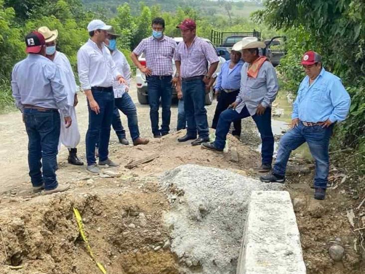 Reconstruyen carreteras en comunidades de Papantla