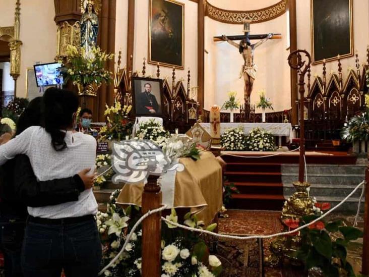 Largas filas en catedral para despedir a Hipólito Reyes, obispo de Xalapa